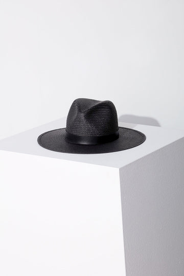 JANESSA LEONÉ Simone Hat in Black