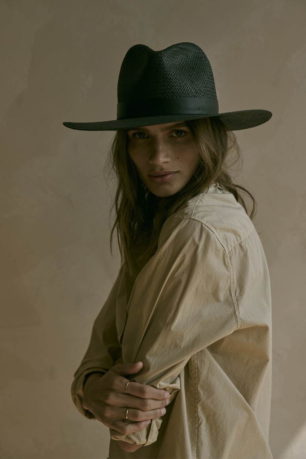 JANESSA LEONÉ Simone Hat in Black