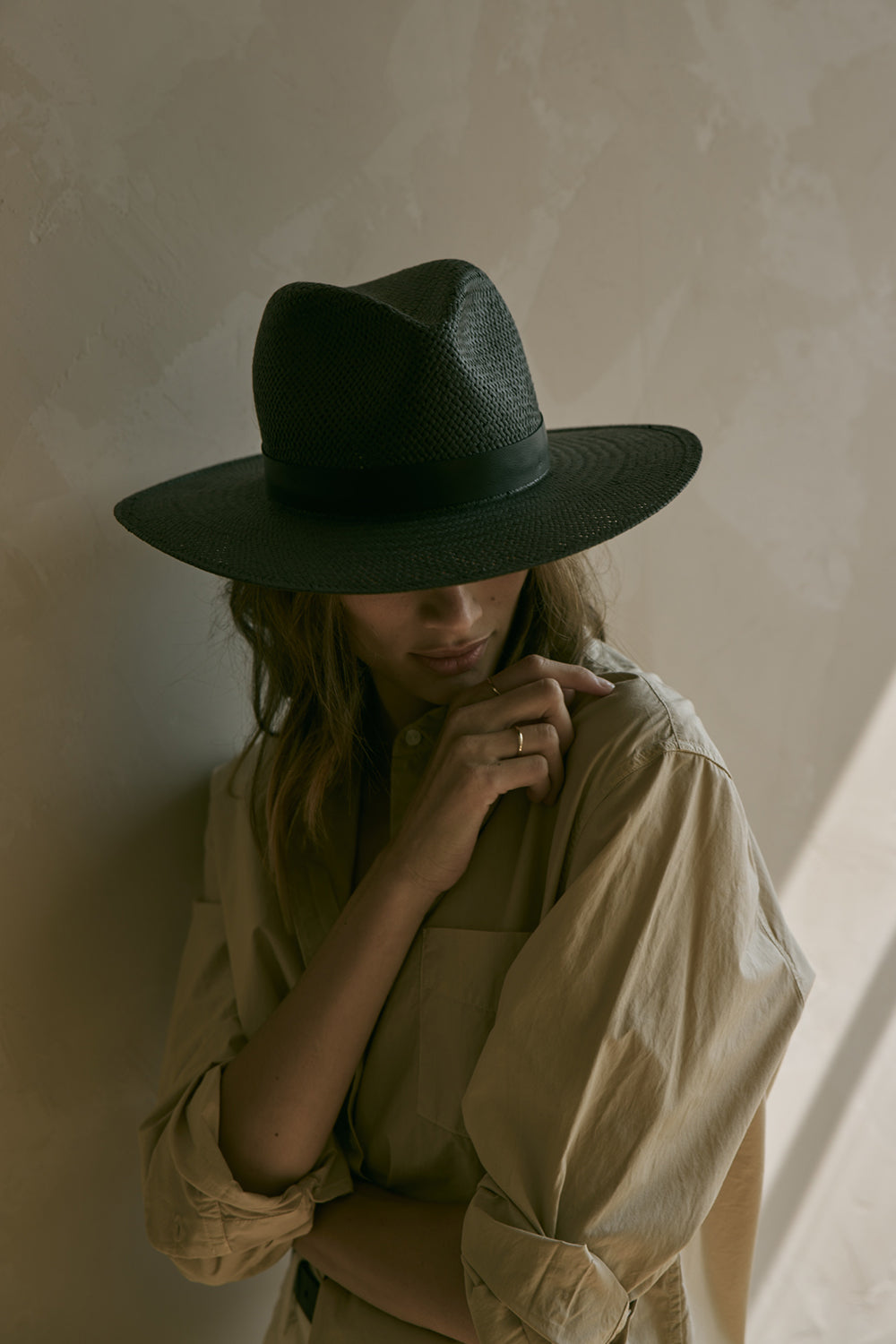 JANESSA LEONÉ Simone Hat in Black