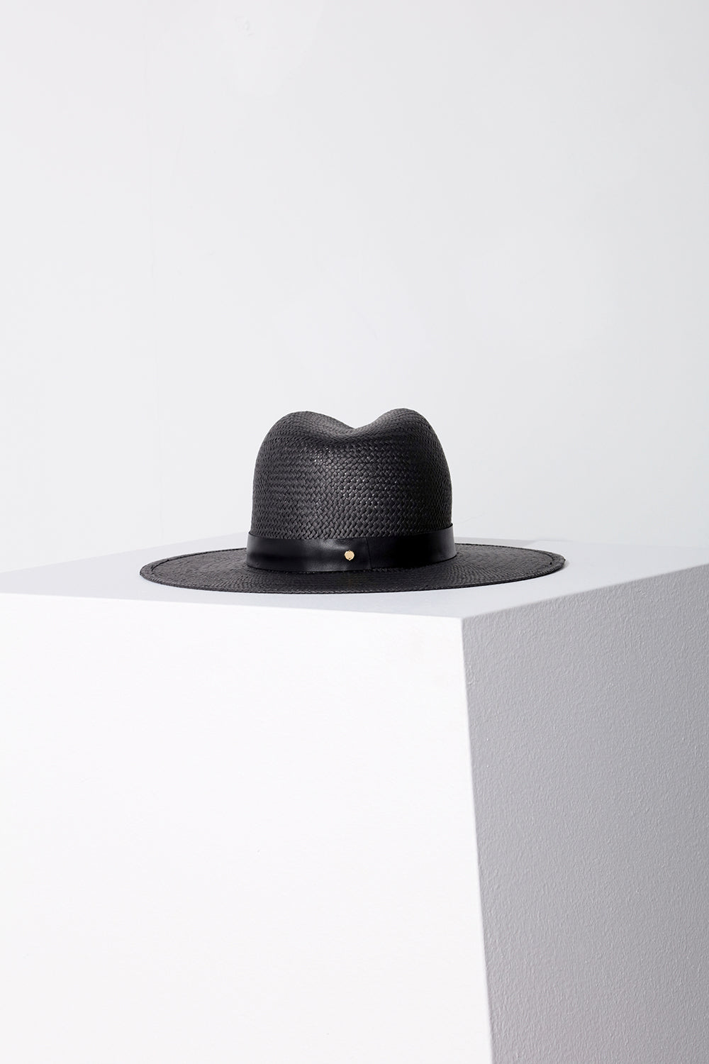 JANESSA LEONÉ Simone Hat in Black