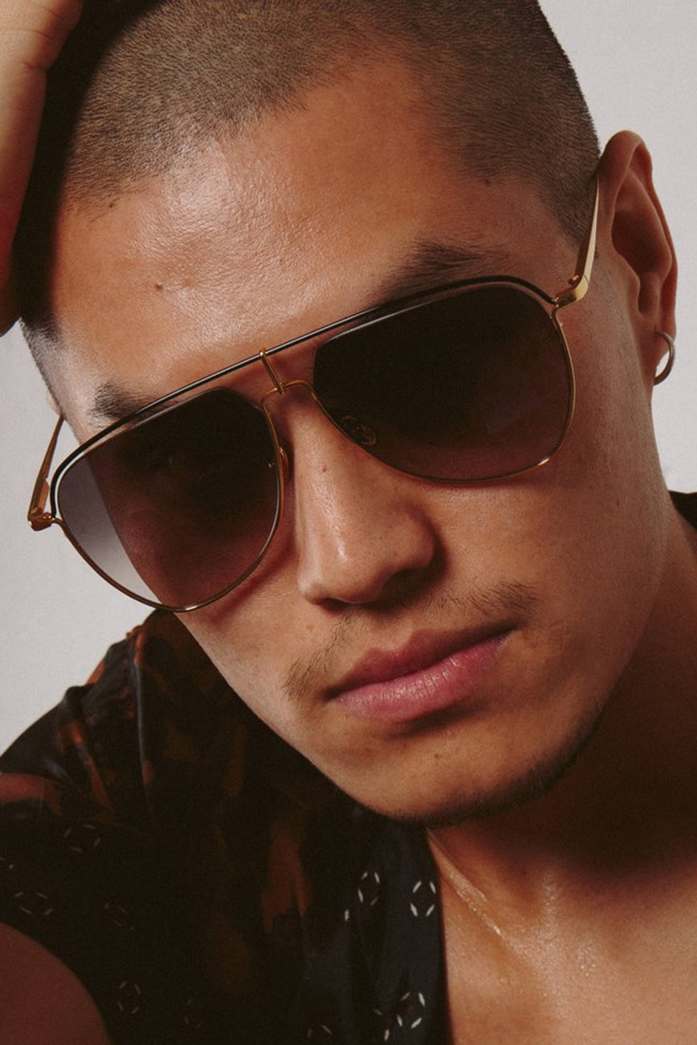 LINDA FARROW Alma Aviator Sunglasses in Yellow Gold