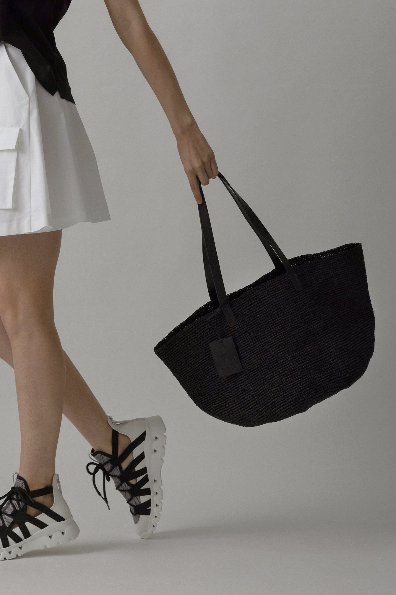 MANEBÍ Basket Bag in Natural Black Raffia