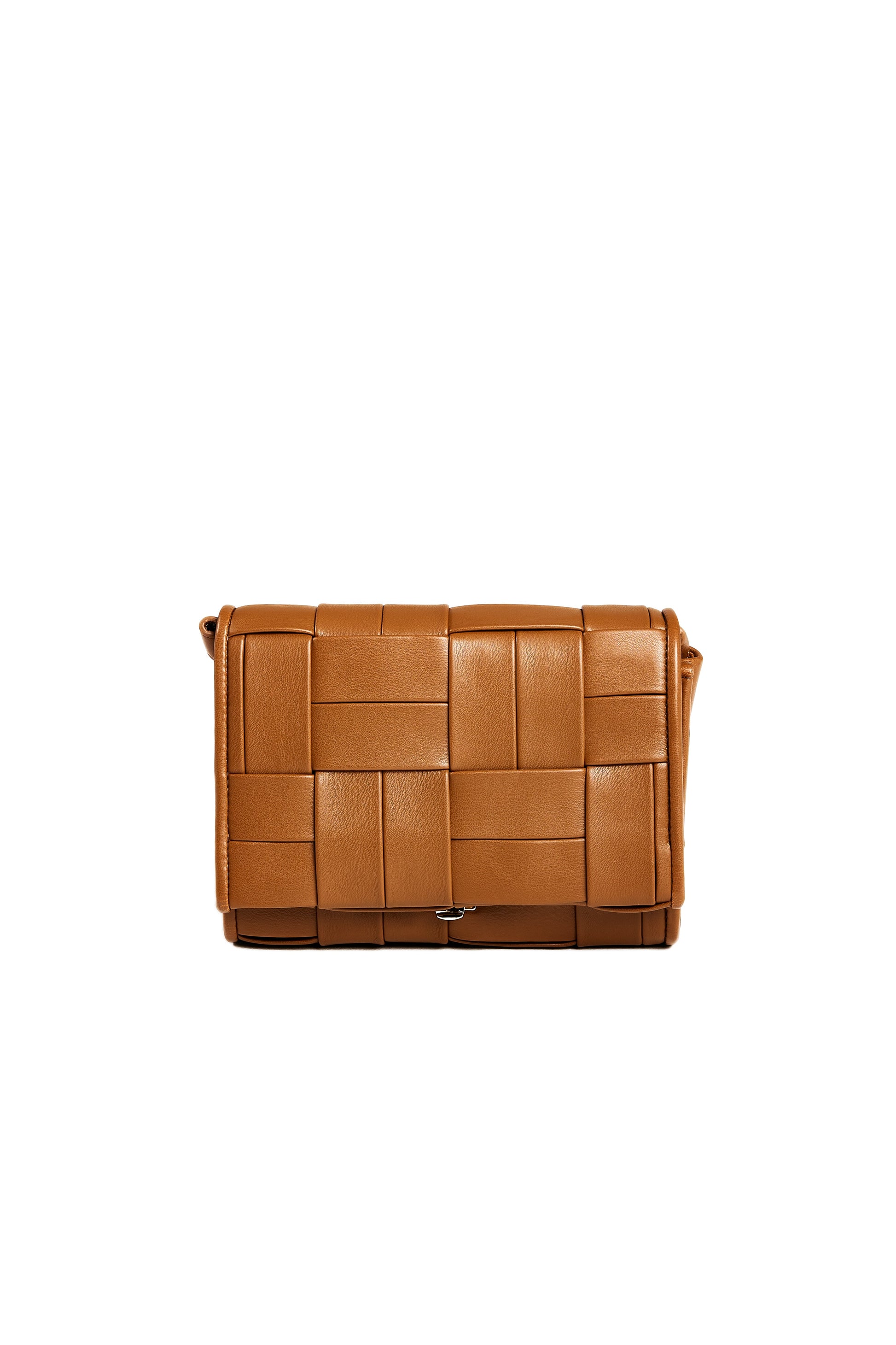 THEMOIRè Feronia Flat Weaved Bag in Toffee