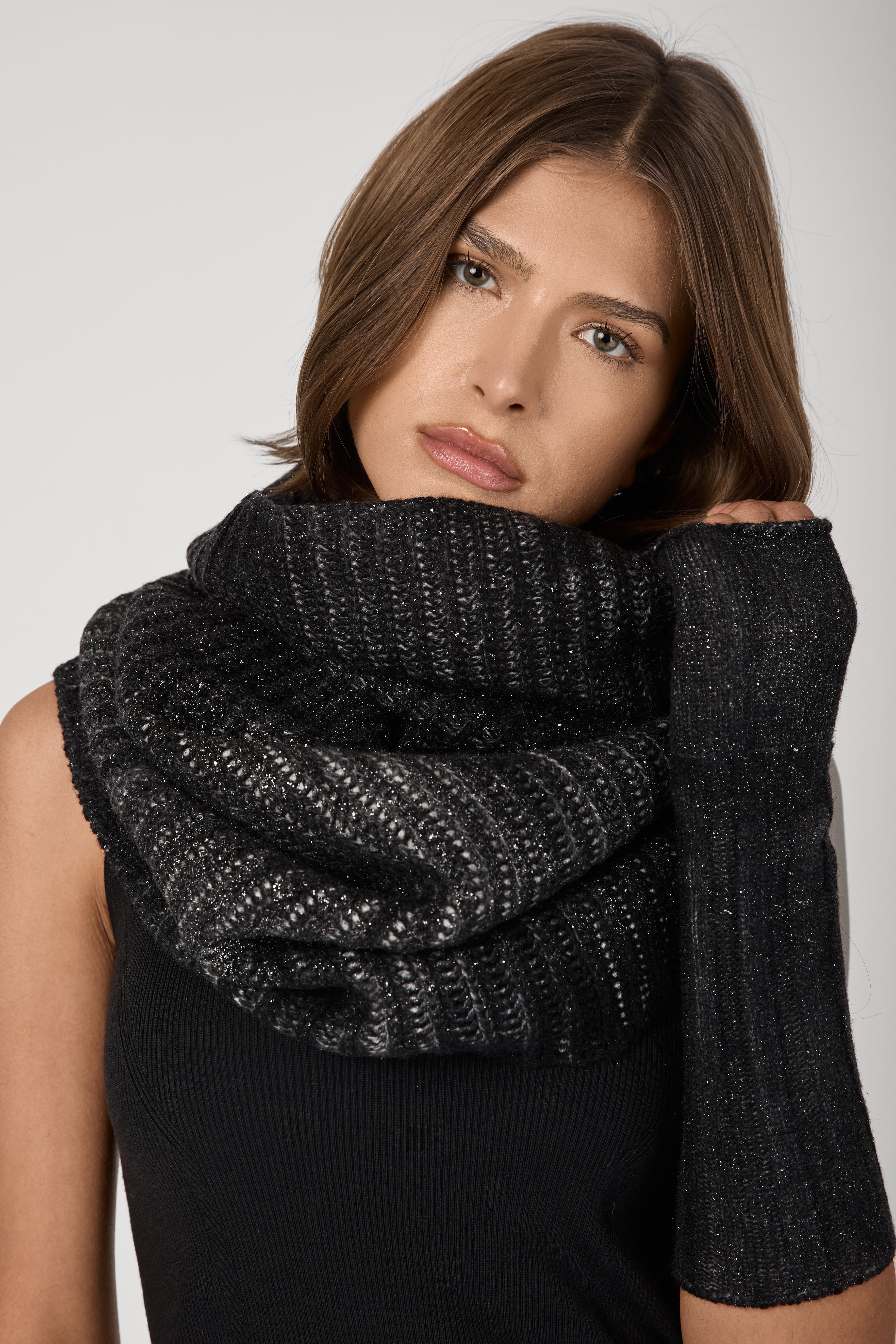 Silver Dust Effect Corn Cob Stitch Neck-Warmer in Nero