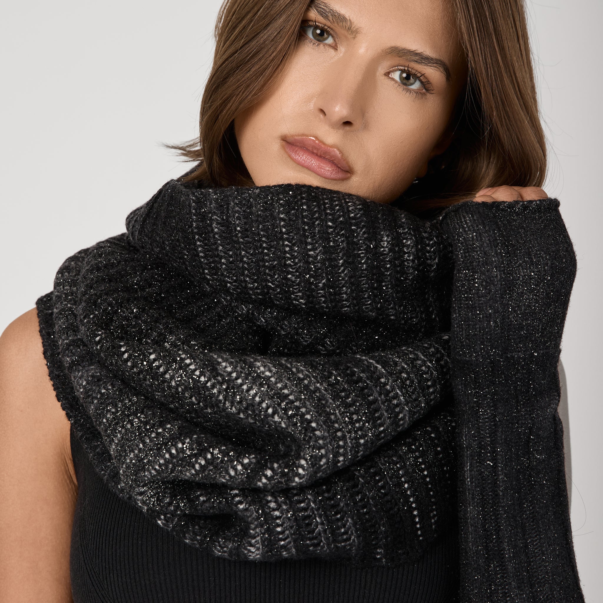Silver Dust Effect Corn Cob Stitch Neck-Warmer in Nero