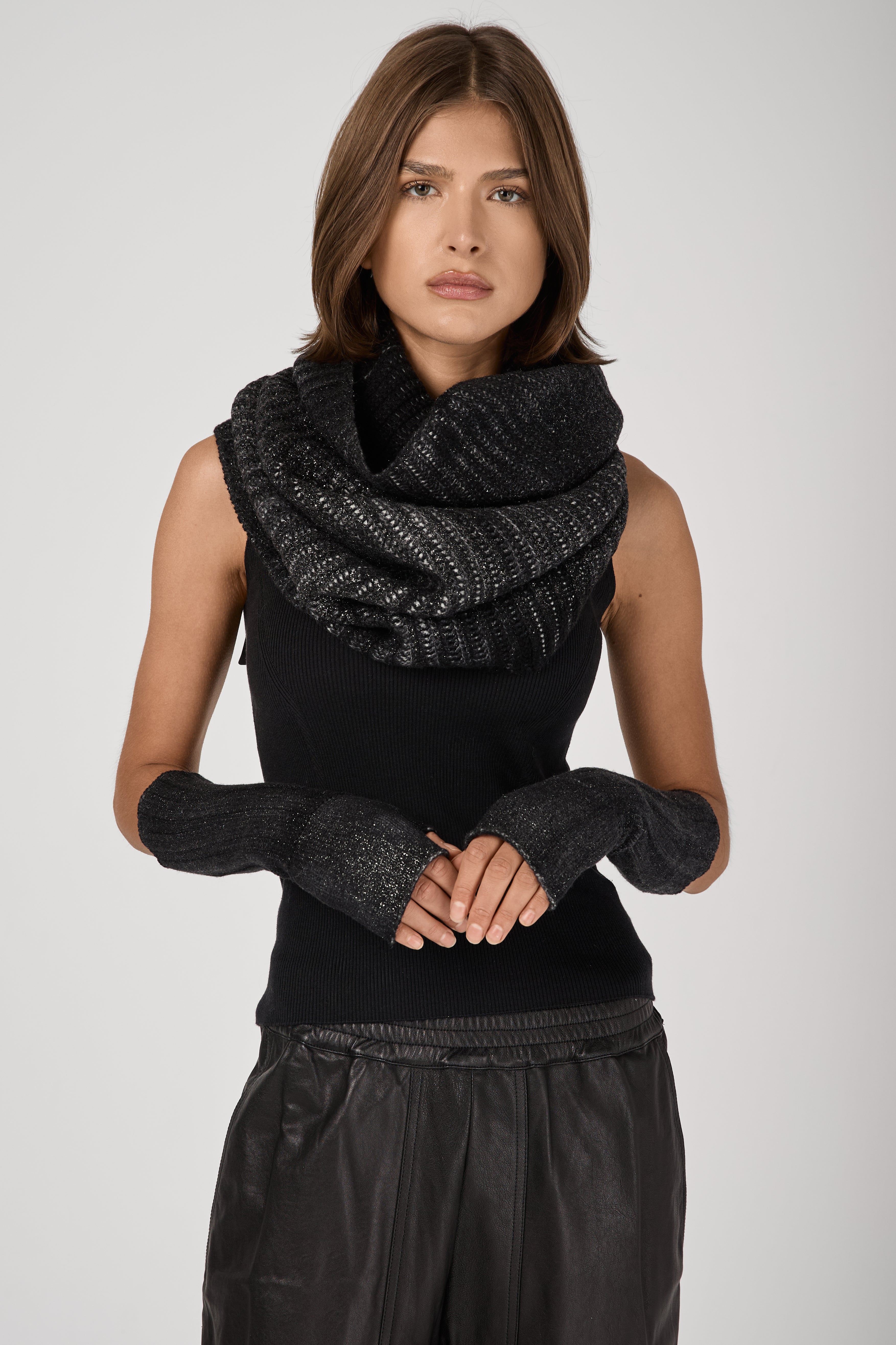 Silver Dust Effect Corn Cob Stitch Neck-Warmer in Nero