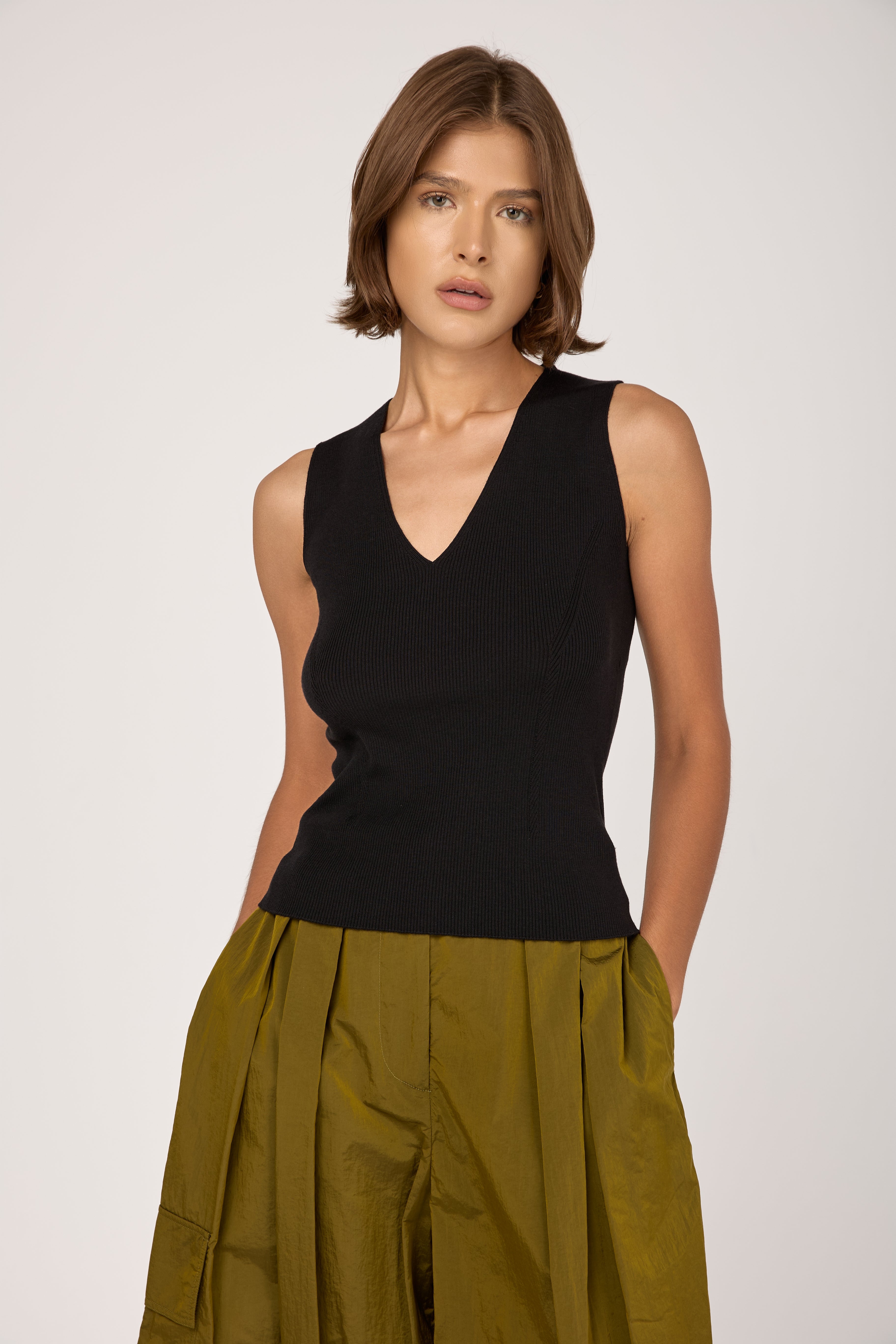 Wool Silk Knit Tank Top in Nero