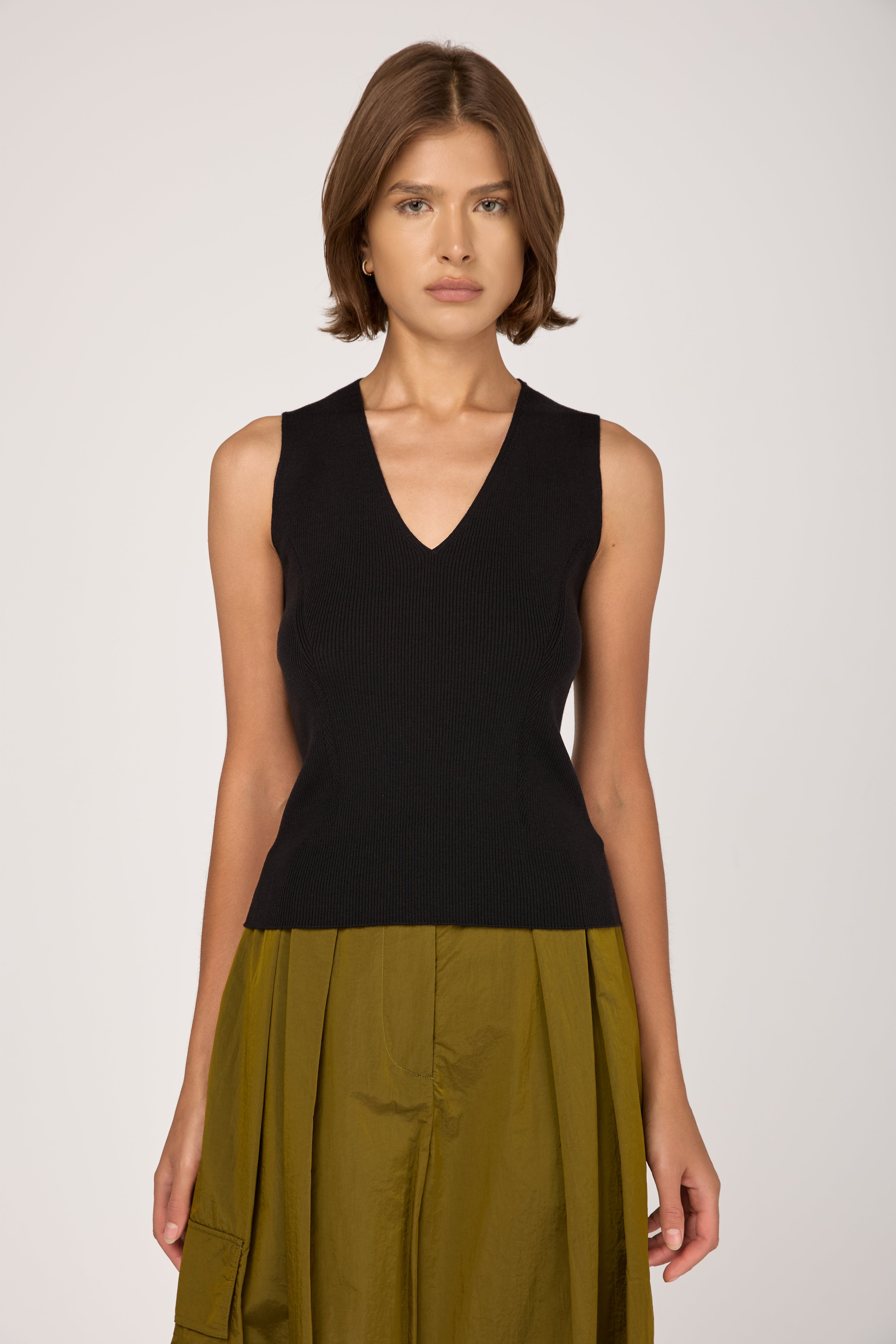 Wool Silk Knit Tank Top in Nero