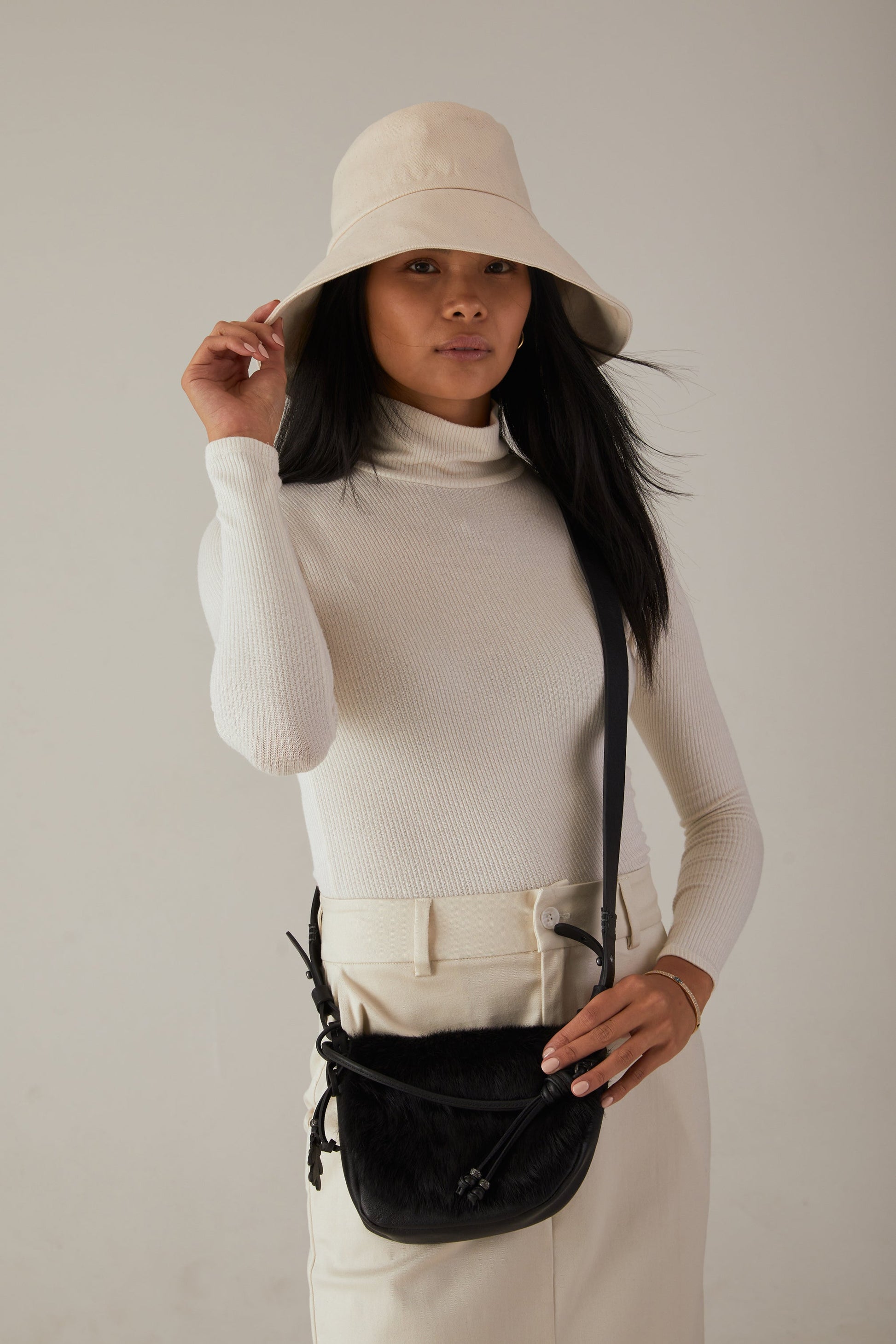 JANESSA LEONÉ Walker Bucket Hat in Off White