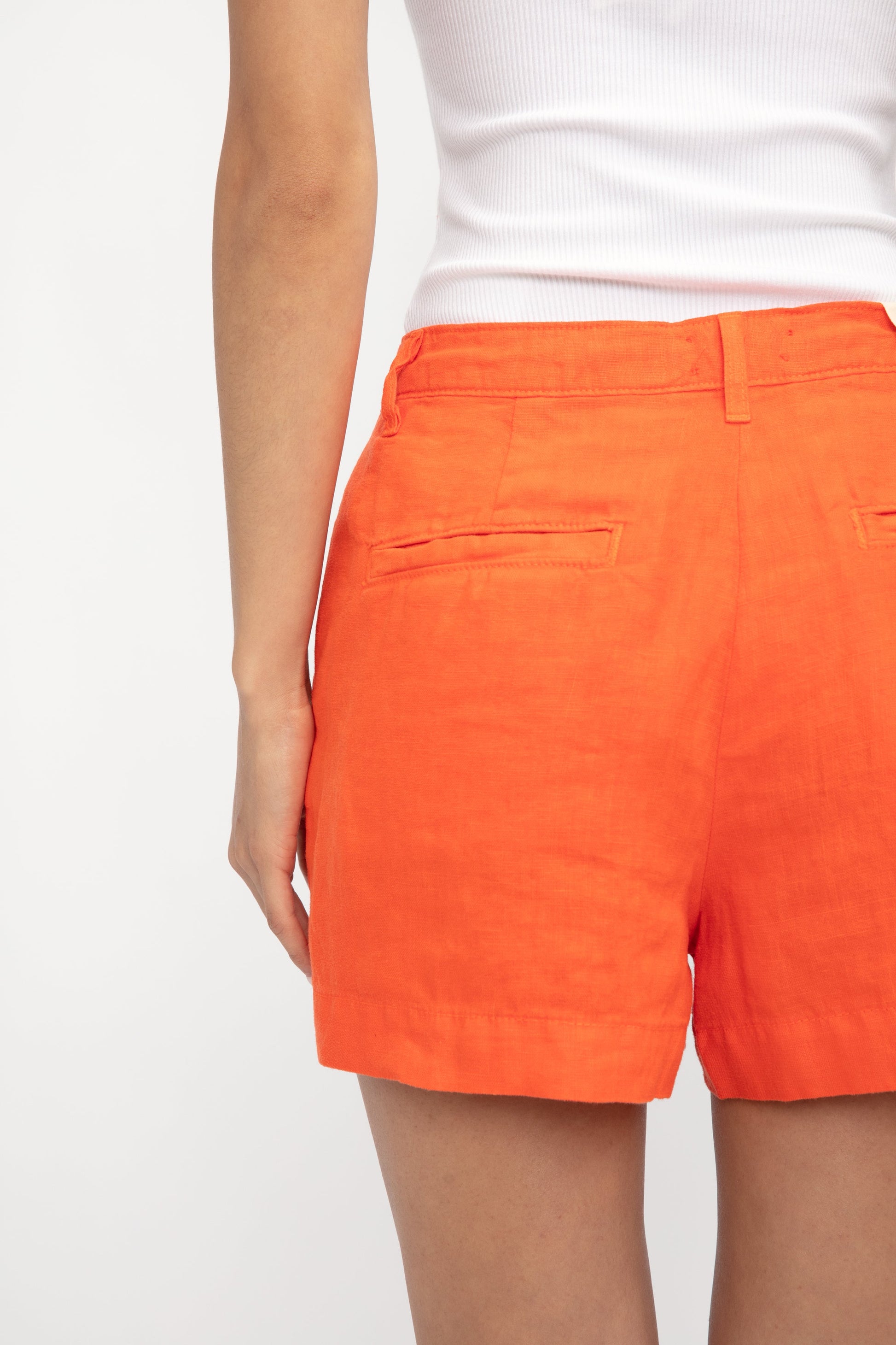 L'AGENCE Zahari Pleated Short in Cherry Tomato