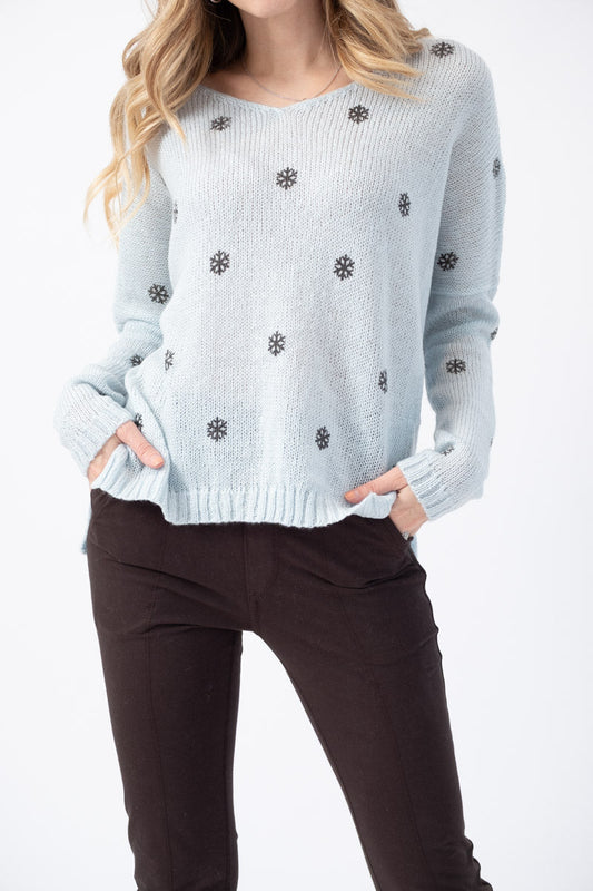 WOODEN SHIPS Mini Snowflake V-Neck Sweater in Blue Above / Gunmetal