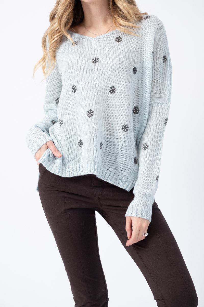 WOODEN SHIPS Mini Snowflake V-Neck Sweater in Blue Above / Gunmetal