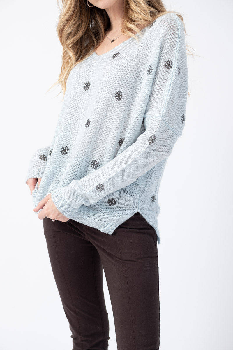 WOODEN SHIPS Mini Snowflake V-Neck Sweater in Blue Above / Gunmetal