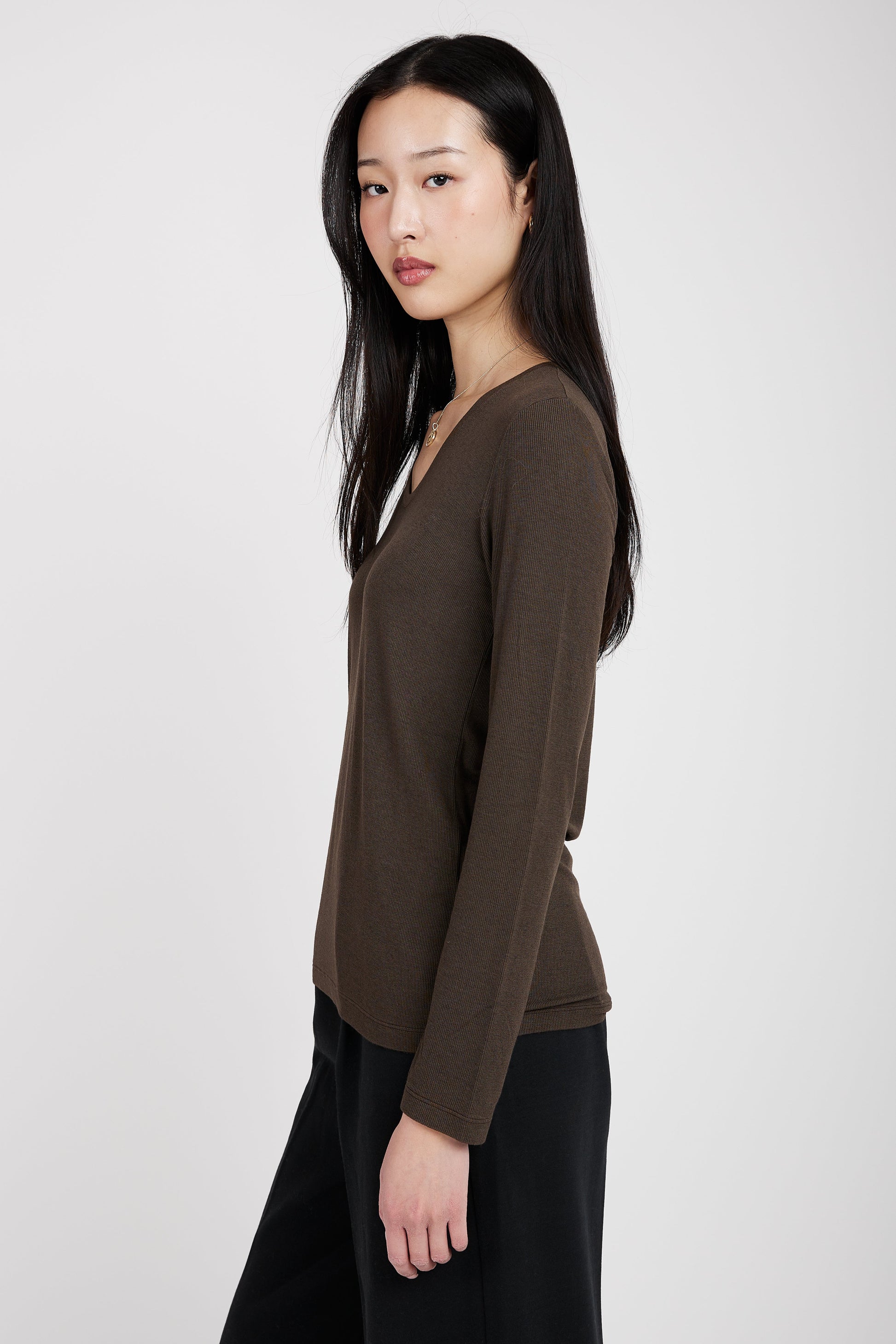 TRANSIT Long Sleeve V-Neck Top in Chocolate